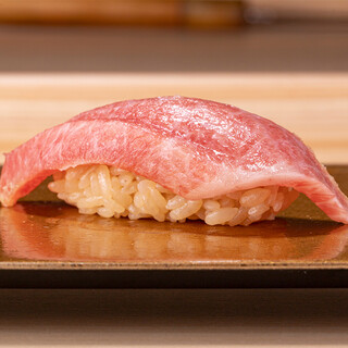 Hold a lively delicacy. Enjoy traditional Sushi made with carefully selected ingredients.