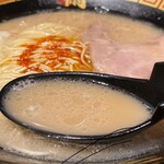 Ichiran - スープはしっとり滑らかで、豚骨臭など微塵もなく
                        身体にスーッと染み込みます(  ´ω`)
                        万人受けするタイプの豚骨スープですね。