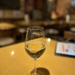 タベルナ デル ヴィットリオ - もう1杯はおすすめの白ワイングラス