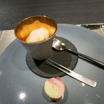 エクアトゥール - 25年10月　蛤のポッシュと雲丹、オクラのソースと甲殻類の泡、白ワインで〆た松輪鯖の燻製とジャガイモのロール仕立て