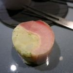 エクアトゥール - 25年10月　白ワインで〆た松輪鯖の燻製とジャガイモのロール仕立て　アップ