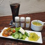 cafe 自休自足 新琴似本店 - 副菜3品とスープと自家製利尻昆布のうま味塩3種、水出しアイスコーヒーはセットメニューから