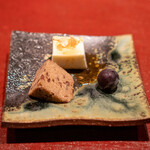 ろばた - 自家製ケーキ 小豆のケーキ パンナコッタ、黒蜜ときな粉 巨峰