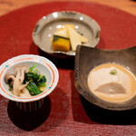 ろばた - ほうれん草としめじと菊花のお浸し 南京、里芋、ヤングコーンの煮物、柚子味噌 自家製胡麻豆腐