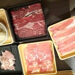 Shabu you - レギュラーメニューの鶏肉、小籠包、豚バラ、三元豚ロース、牛肉です！