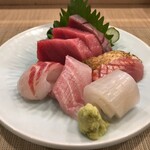 魚楽唐唐 - さし身盛り合わせ(本鮪・戻り鰹・真鯛・いせき・いか・金目鯛・のど黒)