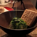万 - オリーブのジェラートにオリーブオイルとオリーブ塩をかけて。この最中が美味しいんだ