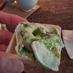 万 - オリーブ塩かけて頂きます。３人だから挟まずに、乗っけて頂きました。頼んで良かった〜