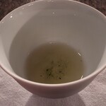 万 - ５０度くらいで淹れられた一煎目のお茶。めっちゃ甘い、濃い。飲んでしまいたくなかった