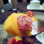 クィーンカフェ - トッピングのフルーツもしっかりしています。