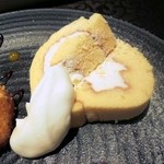 クィーンカフェ - ロールケーキとたっぷりの生クリーム。生クリームは何度食べても、素晴らしいと思います。