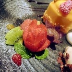 クィーンカフェ - 果物細工のローズ。