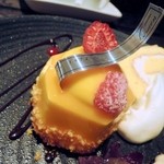 クィーンカフェ - オレンジソースのかかったケーキ。