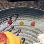 クィーンカフェ - ベリーとオレンジのソース。濃厚で丁寧な作り込みです。