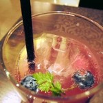 クィーンカフェ - ラスベリーソースとソーダ水。