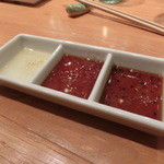 浪花ろばた 頂鯛 - 右から黒こしょう醤油、玉ねぎ醤油、ごま油だよ。