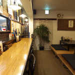 山形手打ち十割そば　一 - カウンター6席、小上がり12席。一人酒も大歓迎の店だ