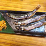 男ししゃも（￥500）。軽く燻されたような薫香、噛めば噛むほど旨味が広がる