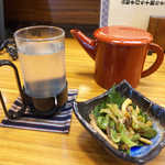 蕎麦焼酎「十割」の蕎麦茶割りと、しめじ山菜のお通し