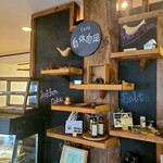 Kafe Jikyuu Jisoku - 店内は落ち着い食事が出来る温もりある作り