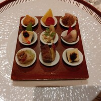 ワキヤ 一笑美茶樓 - [2023年9月 訪問]前菜9種。どれも一口で食べきれる程のサイズ感ですが、作りが丁寧でとても美味しいラインナップでした。