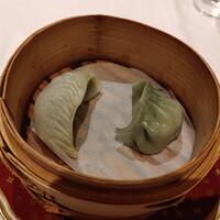 ワキヤ 一笑美茶樓 - [2023年9月 訪問]点心2種。通常の肉餃子と韮餃子。韮餃子のみっしり詰まったにら感の美味しいこと。