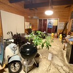 オステリアカキ - バイクのある店内