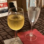 オステリアカキ - 白ワイン(550円)、ペリエ(550円)