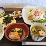 プラスロシェ - 麦とろモーニング
①鶏肉と厚揚げの焚き合わせ②レタス&大根&馬鈴薯、蒸し海老とシーチキンのサラダ、海藻ビーズ載せ③野菜たっぷりのお吸い物④麦ご飯⑤山芋とろろ、刻み海苔⑥大根&人参&昆布の塩揉み