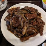 味仙楼 - 牛肉とナス炒め@950　写真と色が違う〜！