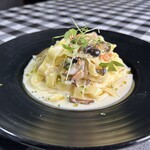 LEON - スモークサーモンと季節の野菜のクリームパスタ
