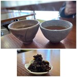 Nichigetsu - ◆お茶はセルフで2種類用意され「蓬茶」と「焙じ茶」を。 同じ場所に昆布や鰹の佃煮も置かれ、自由に頂けます。これ美味しい。