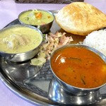 TOKYO BHAVAN - 日替わりカレー3種 、バトゥーラ
            カレーはジンがプルス（小エビ）、テンガイチキンギーの香り、色々野菜カレー