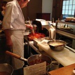 京・富小路 天ぷら吉川 - カウンター内の板前