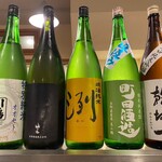 Sanmaru Shokudou - 日本酒は、常時5種類が店頭に並び、その時々でラインナップが変わるので、色んな日本酒をお楽しみ頂けます。