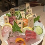 地酒ト魚ト肴 酒肆 魚や - ボリューム満点の刺身で1500円はコスパ良いですねー。江戸時代に醤油の代わりに使ってた煎り酒に付けて食べましたが、美味しかったです。