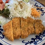 リビエラ - ◉とんかつランチ　935円（税込）
            　ご飯、赤だし、香の物付き
            　お肉が柔らかくて良かったです！