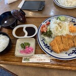 リビエラ - ◉とんかつランチ　935円（税込）
            　ご飯、赤だし、香の物付き
            　お肉が柔らかくて良かったです！