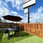 手作り雑貨とカフェ CROWN - テラス席、芝生エリアはペット同伴可