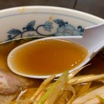 中華料理 蓬莱 - ネギラーメンのスープ
