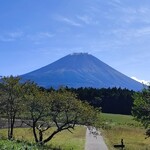 道の駅 朝霧高原 - 初冠雪の富士山