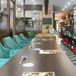 Cafe&Bal CHUPPA - 洒落た店内で、