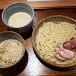 あいだや - つけ汁2種 つけめん(1,250円　冷やもり　下が豚骨魚介、上がニンニク醤油