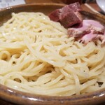 あいだや - つけ汁2種 つけめん(1,250円　冷やもり　下が豚骨魚介、上がニンニク醤油