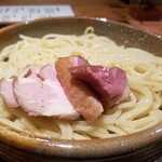 あいだや - つけ汁2種 つけめん(1,250円　冷やもり　下が豚骨魚介、上がニンニク醤油