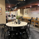 Takeya - ◎店内にはテーブル席と、大きなラウンドテーブル席がある。