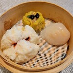 蓮香楼 -  蒸し物 ２点と 饅頭が一緒に入っている