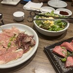 焼肉フランス人 - サラダ＆タン塩＆豚トロ