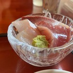 Maruyasu - お刺身は真鯛とカツオ
