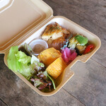 Cafe&Bal CHUPPA - そぼろ炒めにサラダです｡